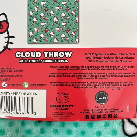 🎄Hello Kitty Throw Blanket - New Santa Holiday Edition - NWT 🌟USA exclusive🌟 - Picture 6 of 6